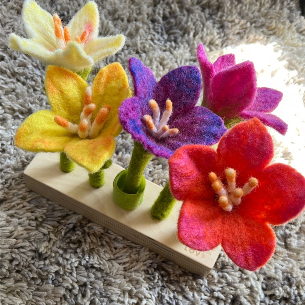 Lovevery Felt Flower Arrangement - Multicolor Felt Blooms